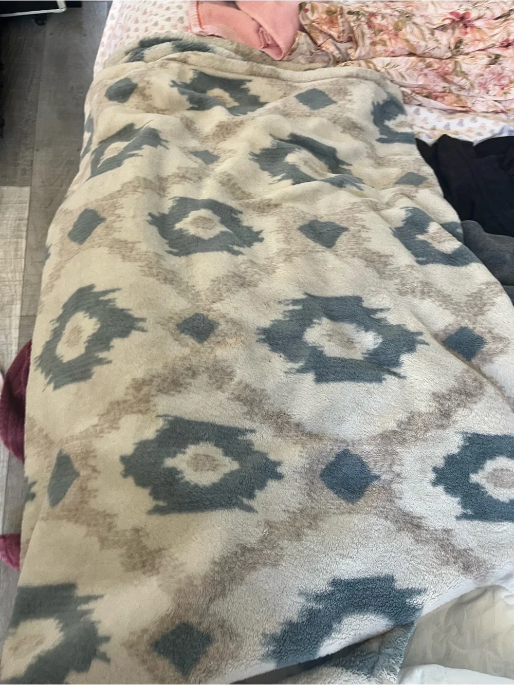 Plush Geo-Pattern Plush Throw Blanket in Gray and Cream